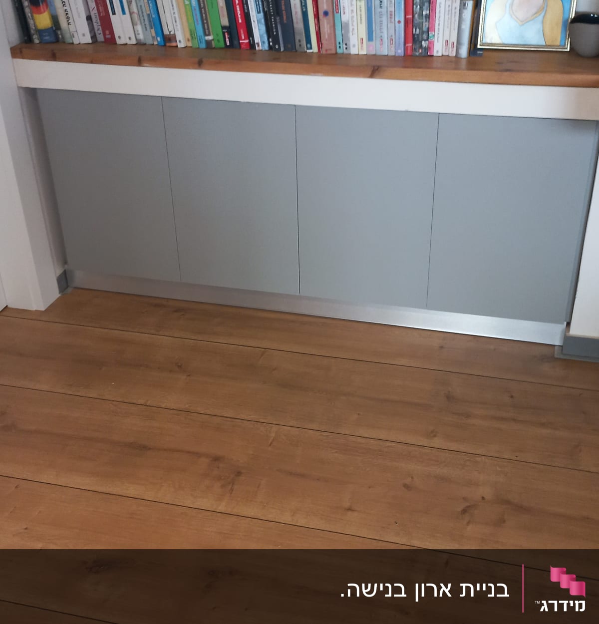 ארון עץ עם מדף עליון וספרים